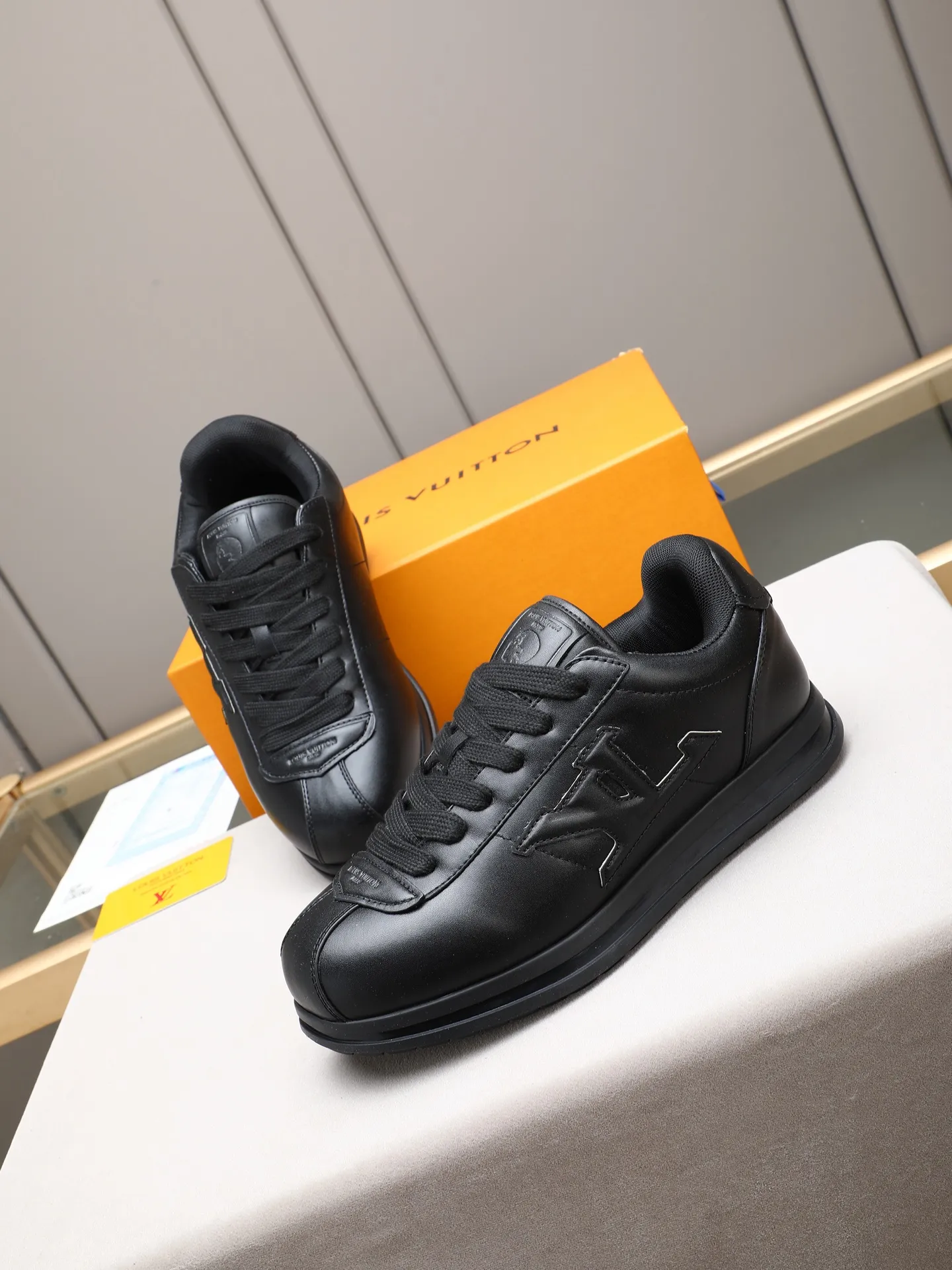 PP560 LV Louis Vuitton L Jialu Brand Runner Tatic Series Thick-soled Casual Sports Shoes Running Shoes Original purchase, development and production This LV Runner Tatic sports shoe combines technical materials such as mesh fabric and ribbons to interpret the inspiration of traditional mountaineering shoes. LV letters are written on one side, the lariat buckle of the quick lacing system is embellished with Monogram flowers and Louis Vuitton logos, and the light and wear-resistant rubber outsole completes the whole. ▪️Fabric: Original imported cowhide + mesh ▪️Inner lining: Original customized breathable mesh ▪️Sole: Original open-molded anti-slip rubber combination material ▪️Size: Men's 38-44 (customized for 45 and 46)